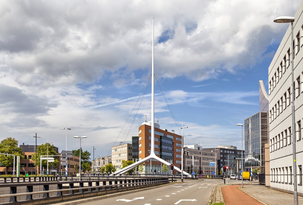 Dunne witte torenspits op een van de kruispunten van Eindhoven, Nederland.