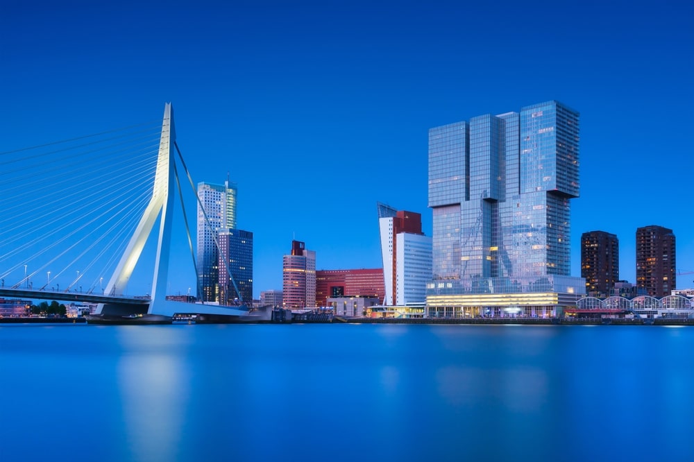 Rotterdam, Nederland. Uitzicht op de Erasmusbrug en het stadscentrum. Panoramisch uitzicht. Stadsgezicht in de avond. Wolkenkrabbers en gebouwen.